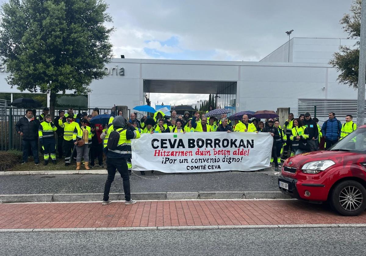 Los trabajadores de Ceva Logistics, frente a la entrada de Mercedes durante una de sus protestas