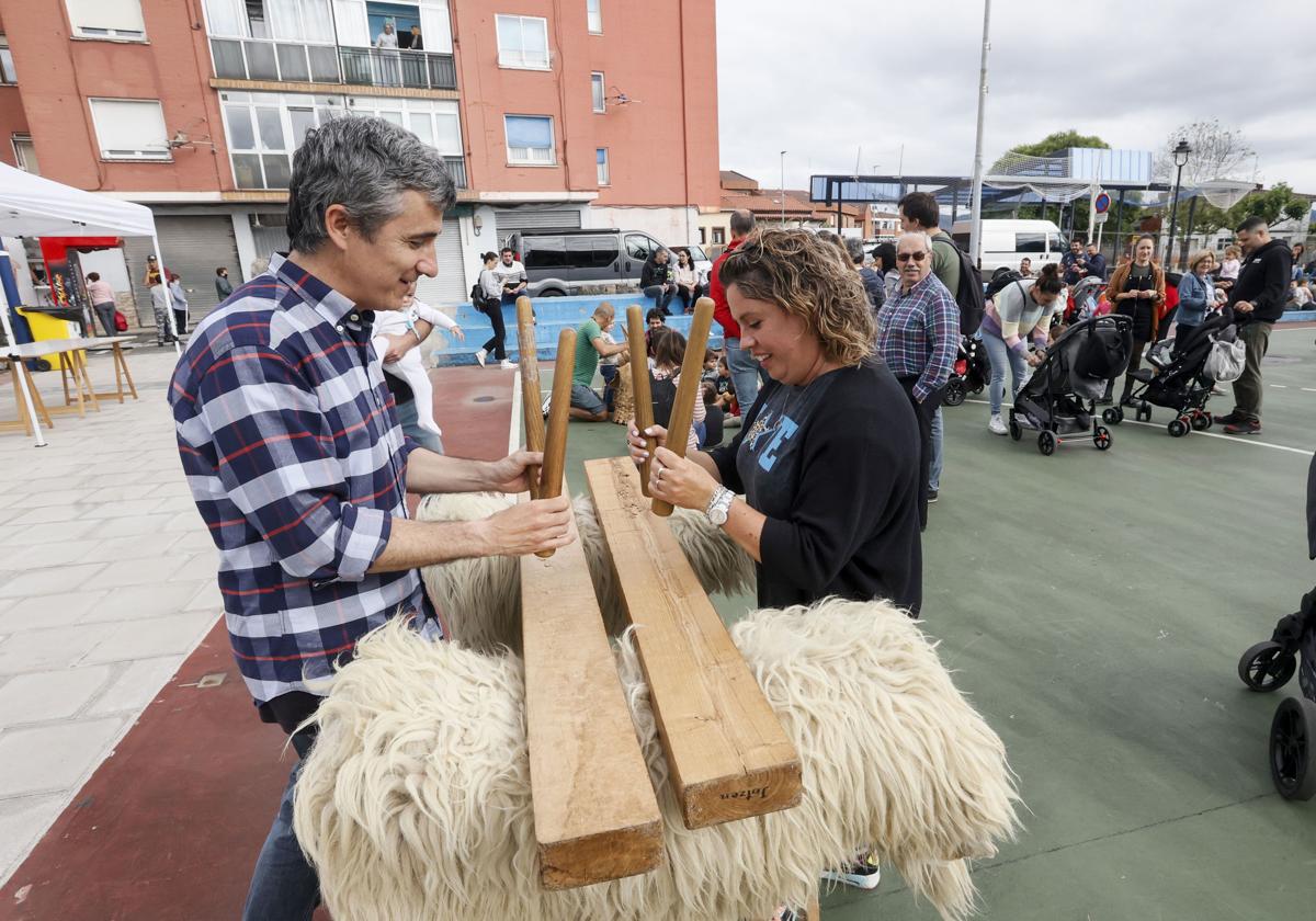 Taller de txalaparta en una edición anterior del 'Herrien eguna' de Etxebarri.