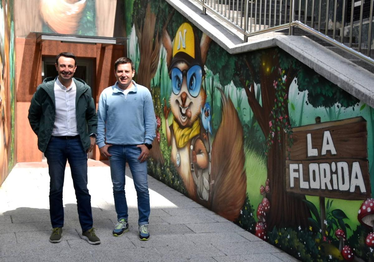 El alcalde Mikel Torres junto al concejal de Medio Ambiente, Iker Villalba, junto al mural de La Florida.