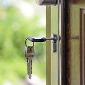 Estos son los peligros de dejar la llave puesta en la puerta de casa por la noche, según un experto