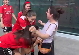 Naia Landaluce besa la barriga de Peke en Lezama.