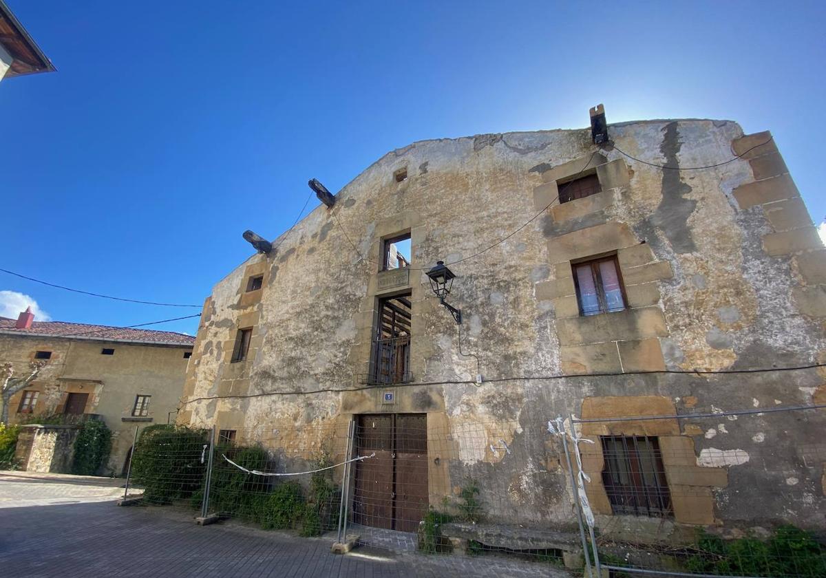 Este edificio en la casas Elexpe y Sanjuangoa está ubicado en el casco antiguo de la localidad.