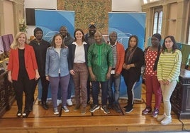 La alcaldesa de Durango, Mireia Elkoroiribe, (PNV) junto a su equipo de Gobierno y los diferentes representantes de la asociaciones africanas posan en el Ayuntamiento.