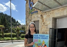 La joven vecina de Berriz, Ane Renedo, posa con el cartel vencedor.