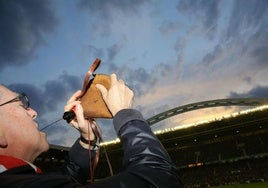 Un aficionado del Athletic bebe de la bota de vino en el último partido del viejo San Mamés; ahora está vetada.