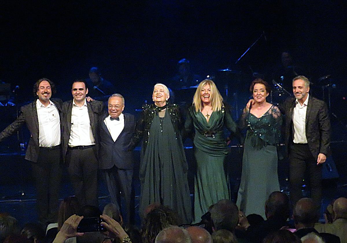 Saludos finales con Basurto empotrado en Mocedades.