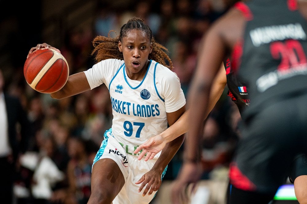 Kendra Chery conduce un balón durante su etapa en el Landes