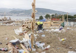 Operarios durante el operativo para recoger los 15.000 kilos de basura que se amontonaron el año pasado en Aixerrota.