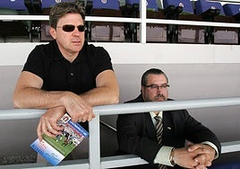 Piterman y su lugarteniente, Pepe Nereo, observan desde la grada un Lorca-Alavés en junio de 2007, hace 17 años.