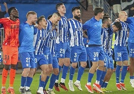 Los jugadores albiazules celebran tras el empate ante el Girona.