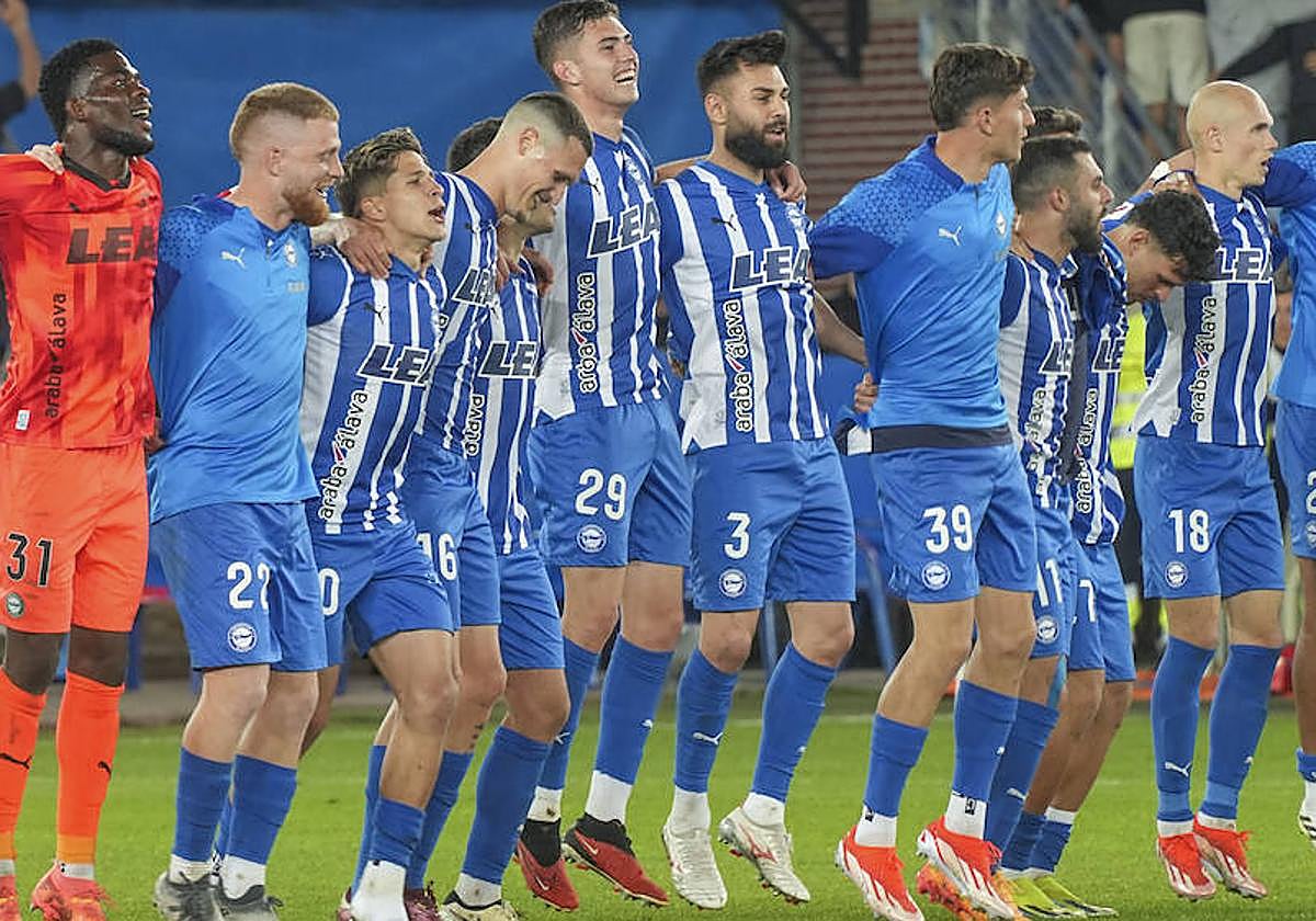 Los jugadores albiazules celebran tras el empate ante el Girona.