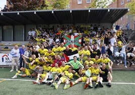 Los jugadores y el cuerpo técnico celebran el ascenso con familiares y aficionados.