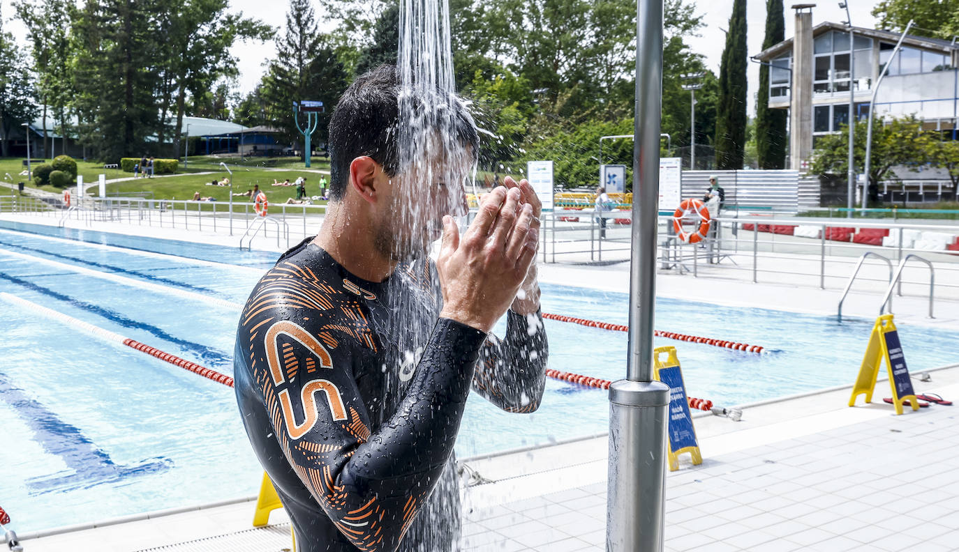 Los vitorianos se echan a las piscinas en el primer día de buen tiempo