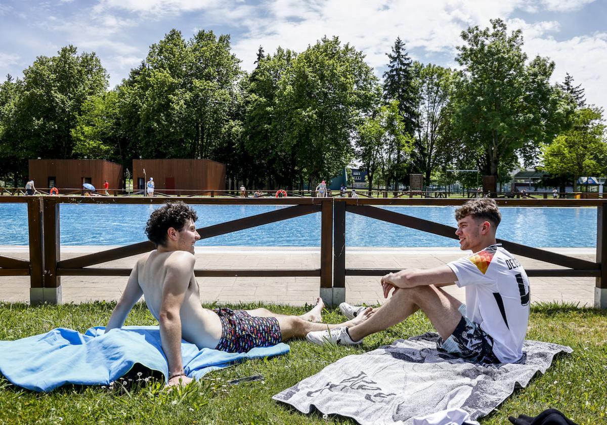 Los vitorianos se echan a las piscinas en el primer día de buen tiempo