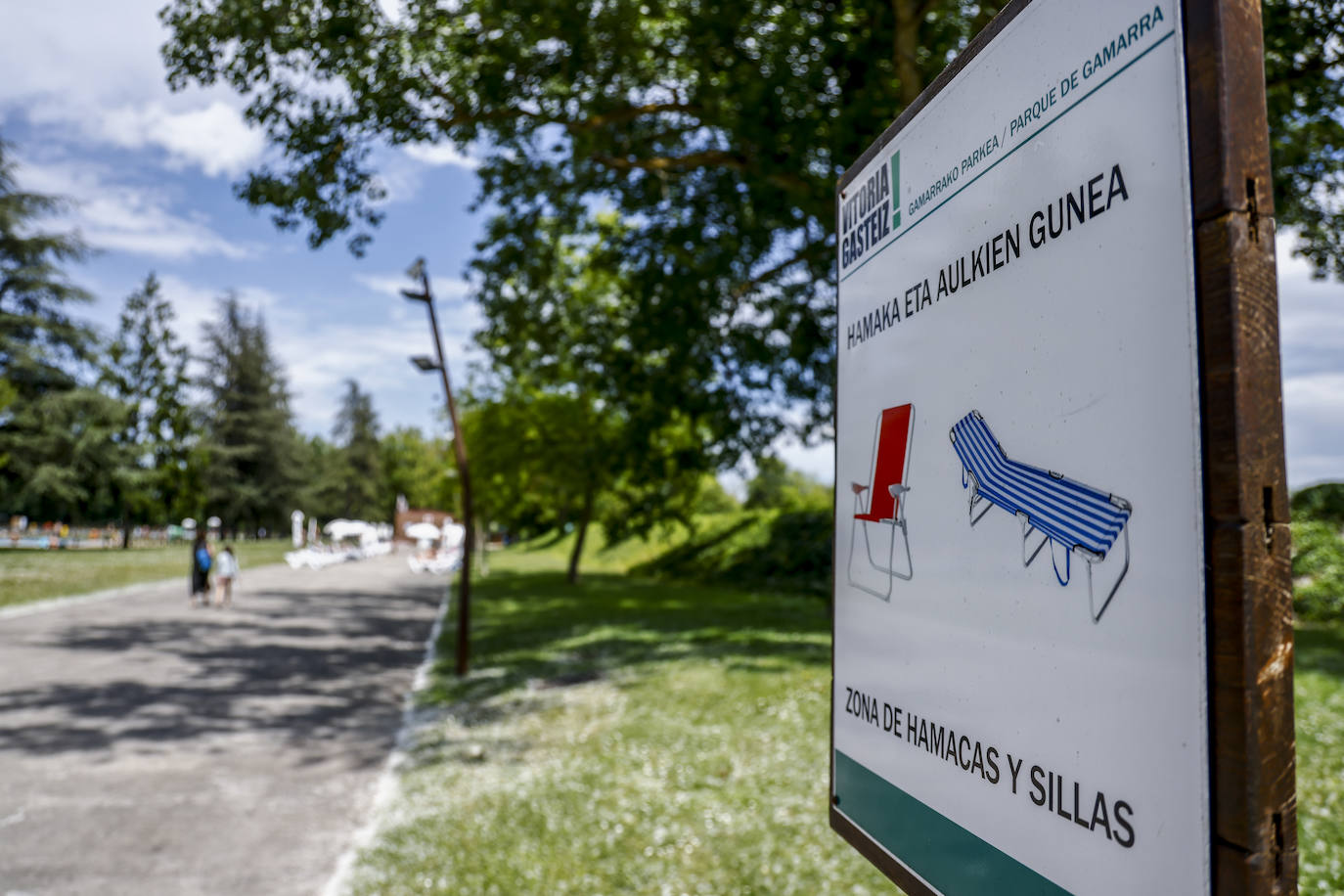 Los vitorianos se echan a las piscinas en el primer día de buen tiempo