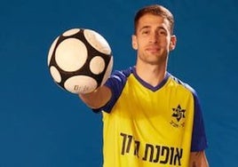 Enric Saborit con la camiseta del Maccaci Tel Aviv de Israel.