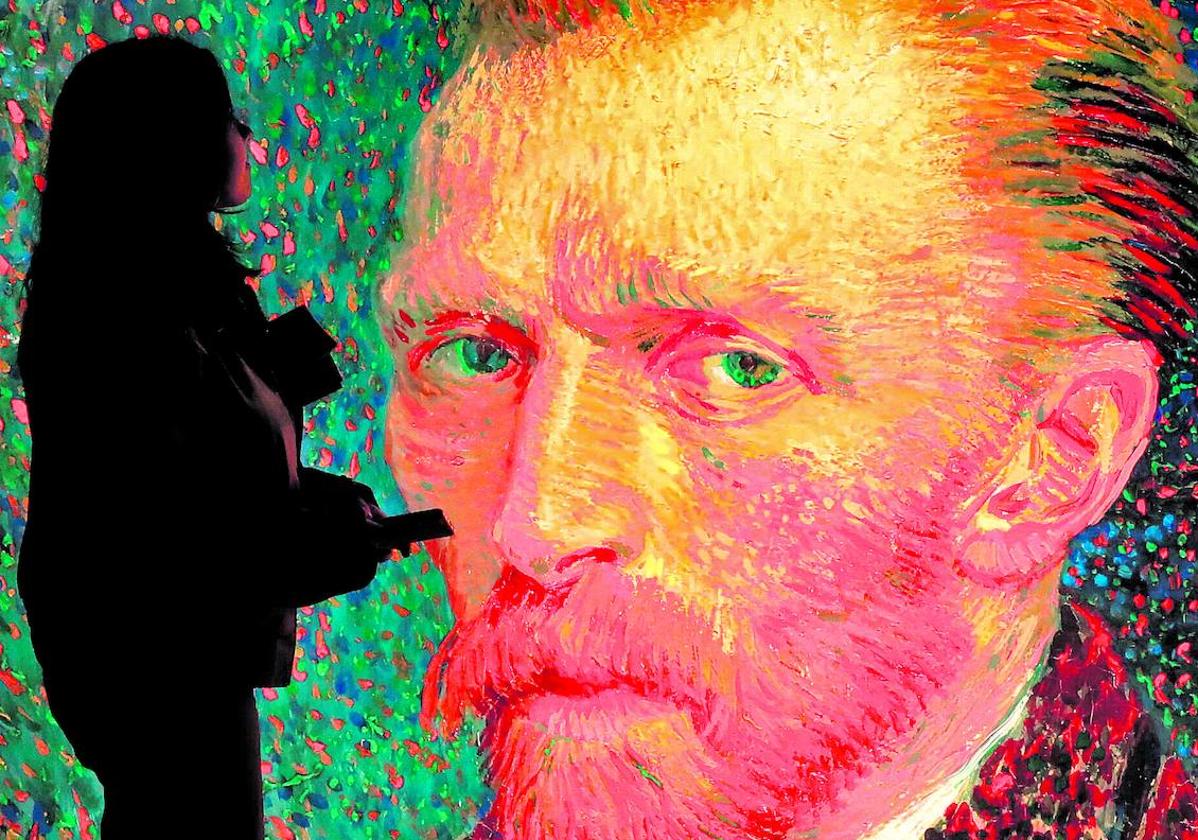 Una joven visita la 'Van Gogh Experience' que organiza Next Museum en Bilbao.