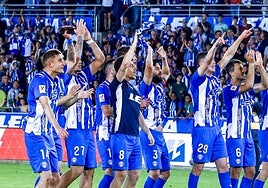 Los jugadores del Alavés celebran la gran temporada.