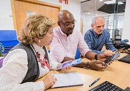 Bamou Toure (en el centro) enseña a sus alumnos con paciencia y, mientras tanto, él mejora su español.