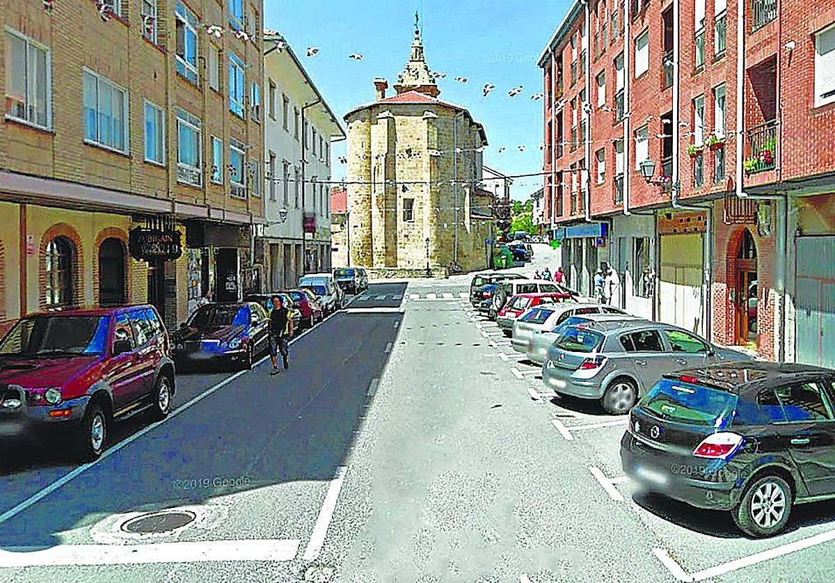 La anchura de las calles y el espacio de aparcamiento en Araia se regulan en la nueva normativa.