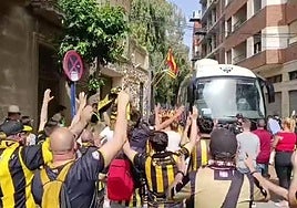 Decenas de hinchas animan al Barakaldo a su llegada al estadio del Orihuela