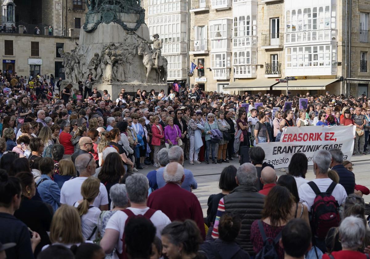 Multitudinaria concentración de repulsa por este crimen en la Virgen Blanca.