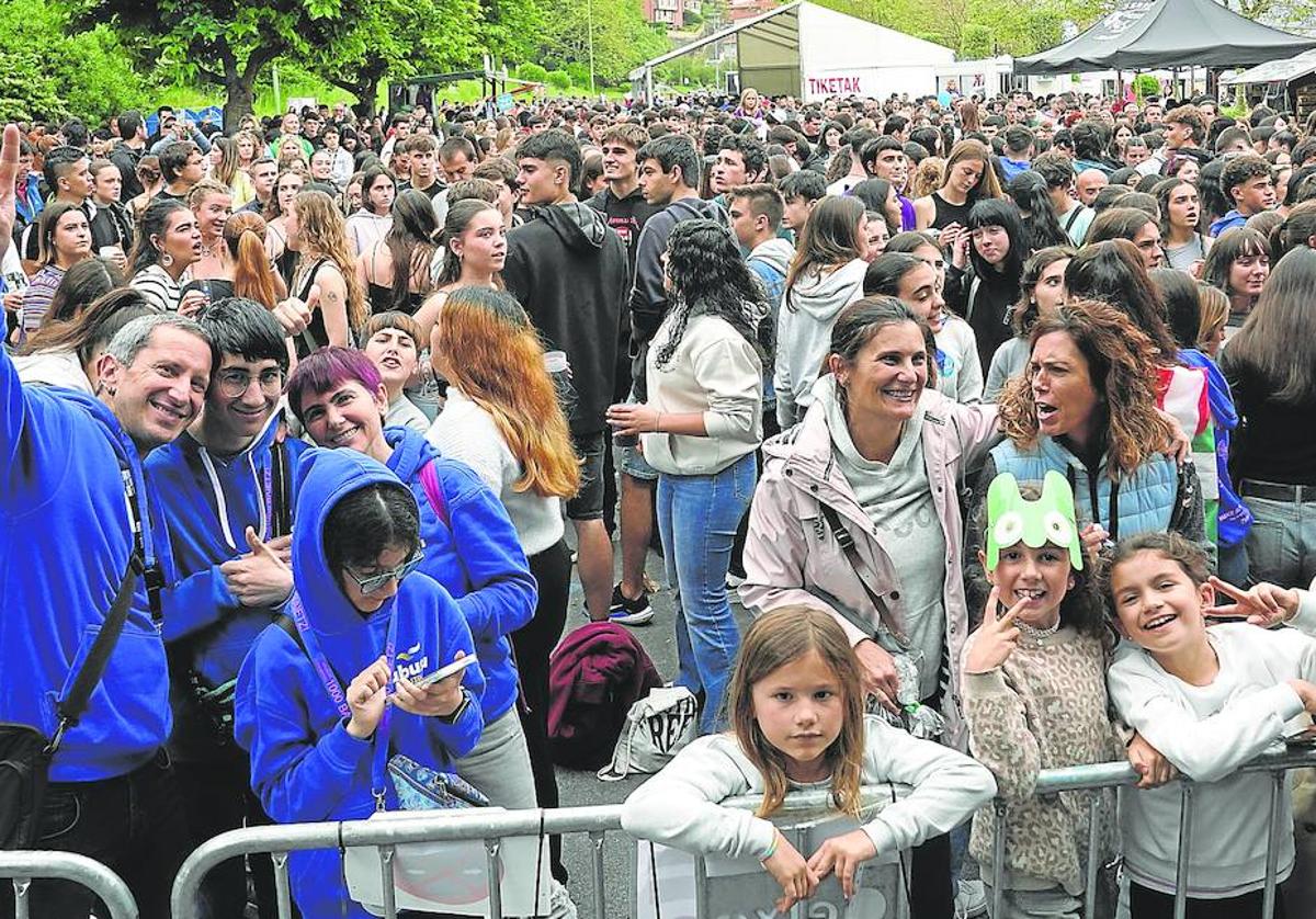 Las diferentes zonas en las que se dividió el recorrido del Ibilaldia congregaron a miles de euskaltzales de todas las edades, que colaboraron en la financiación para que la ikastola San Nikolas, la organizadora, pueda construir un nuevo edificio de Educación Infantil.