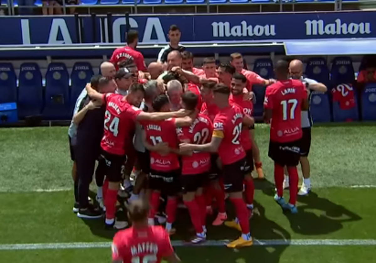 La emocionante celebración de un gol del Mallorca con dedicatoria especial al 'Vasco' Aguirre por su despedida