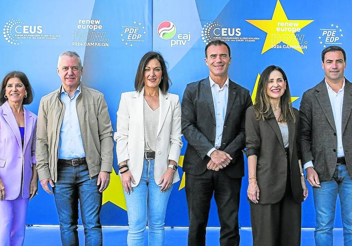 Andoni Ortuzar, Izaskun Bilbao, Iñigo Urkullu, Oihane Agirregoitia, Sandro Gozi, Bakartxo Tejeria e Imanol Pradales en un acto electoral.