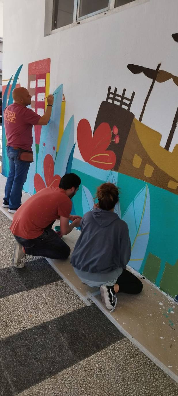 En imágenes: 150 vecinos de Ibaiondo pintan un mural de 24 metros