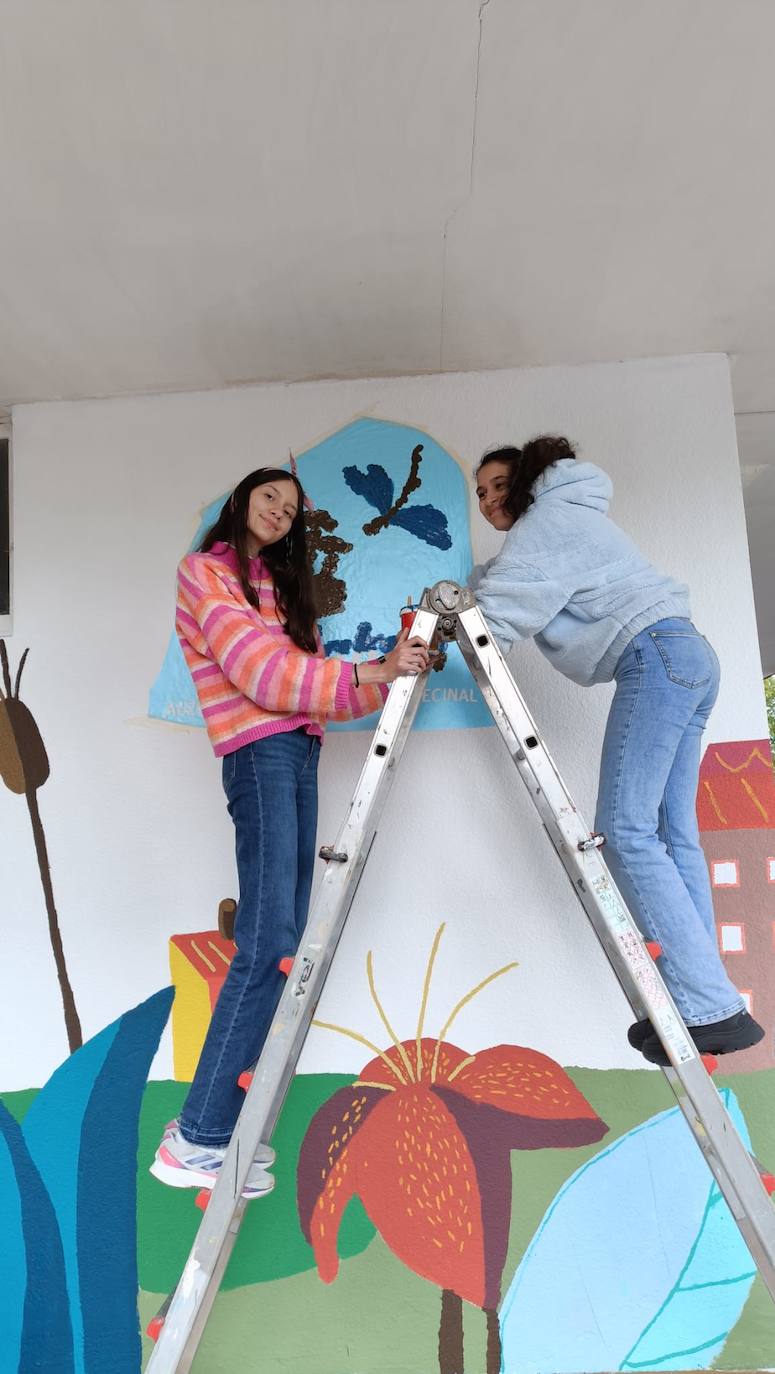 En imágenes: 150 vecinos de Ibaiondo pintan un mural de 24 metros