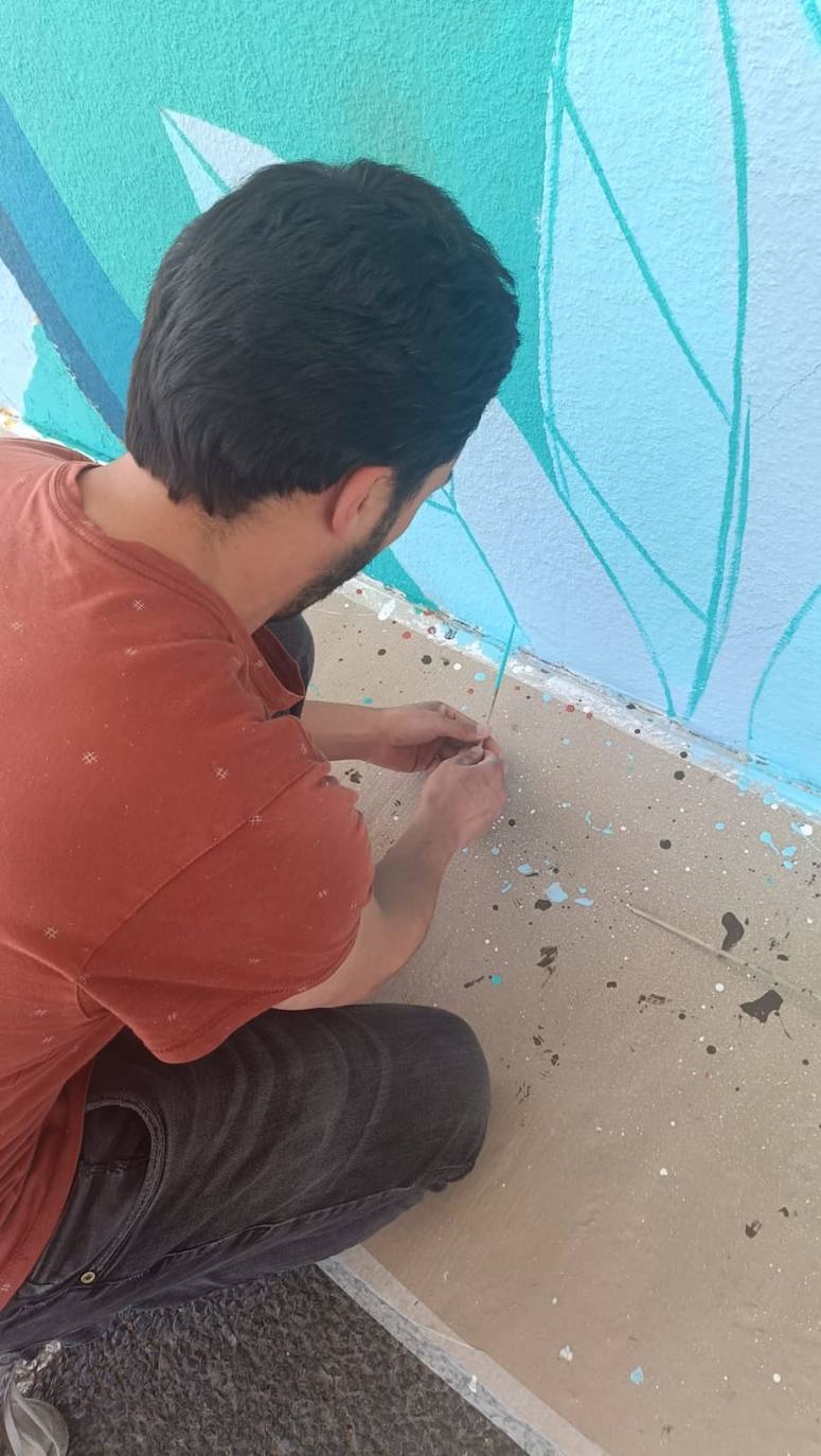 En imágenes: 150 vecinos de Ibaiondo pintan un mural de 24 metros