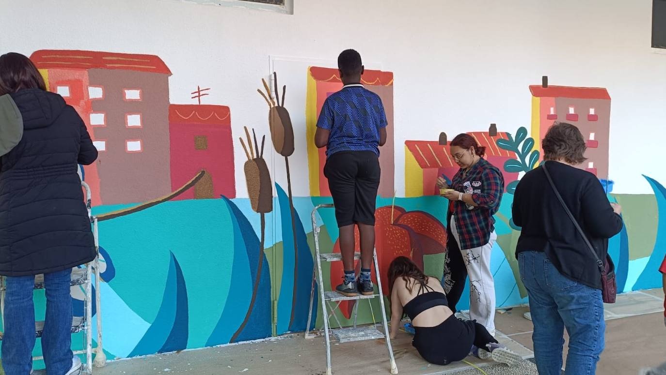 En imágenes: 150 vecinos de Ibaiondo pintan un mural de 24 metros