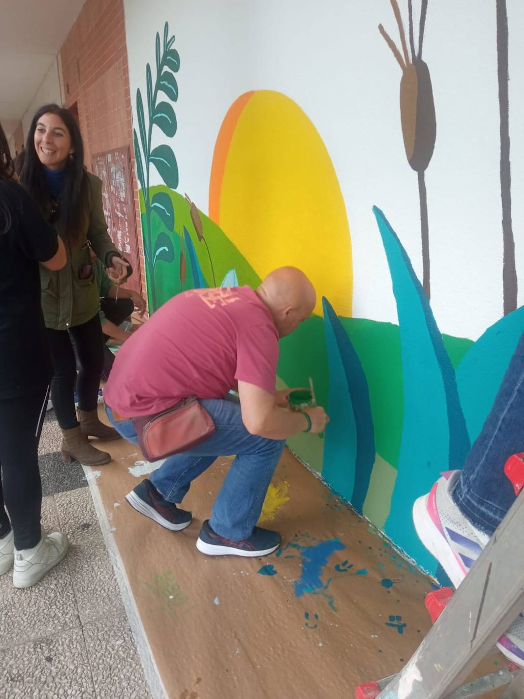 En imágenes: 150 vecinos de Ibaiondo pintan un mural de 24 metros