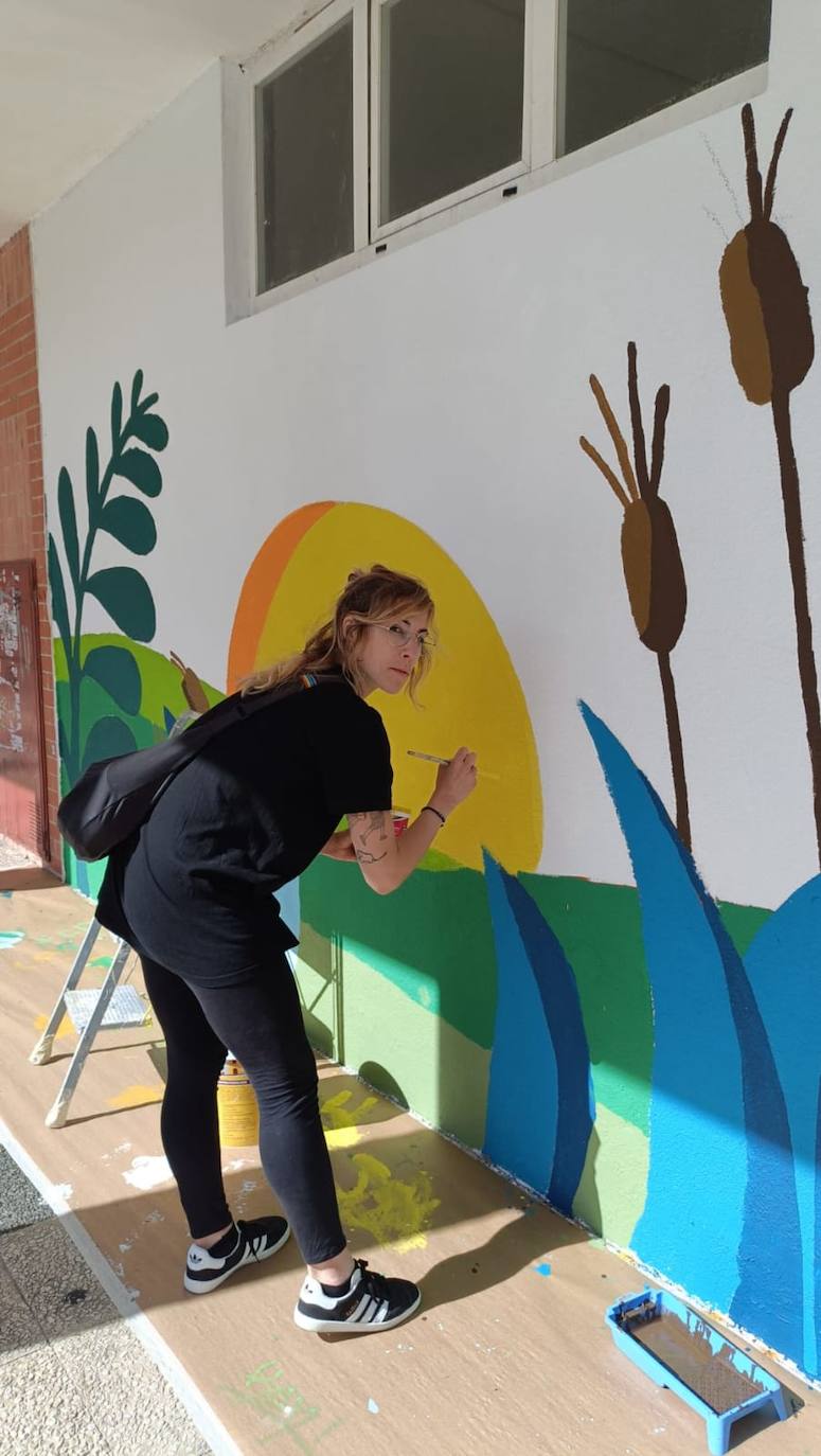 En imágenes: 150 vecinos de Ibaiondo pintan un mural de 24 metros