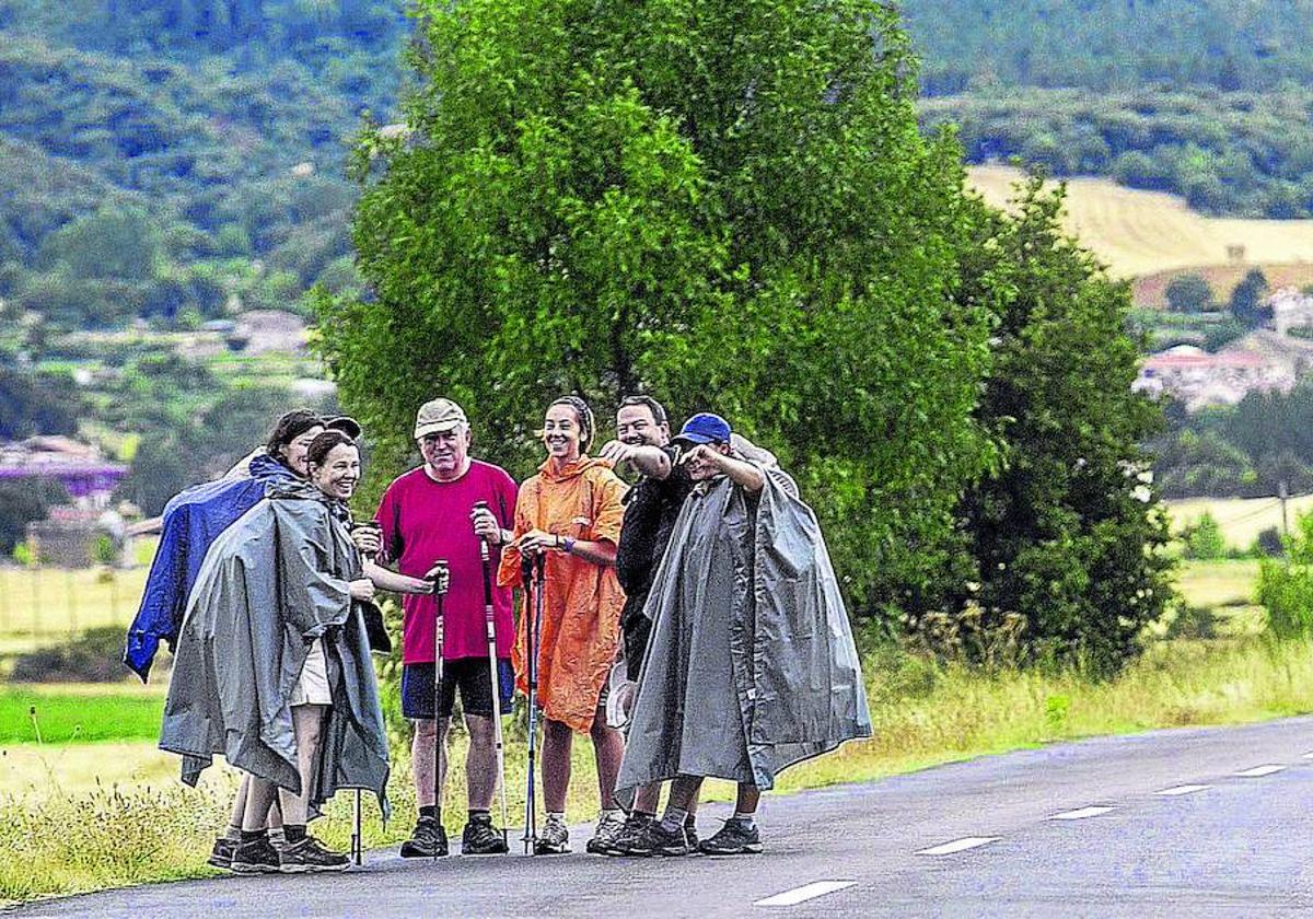 Un grupo de peregrinos recorre el Camino Ignaciano por la Montaña Alavesa.