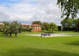 Las piscinas de Arrate, en Iruña de Oca, reciben los últimos retoques para abrir el 15 de junio.