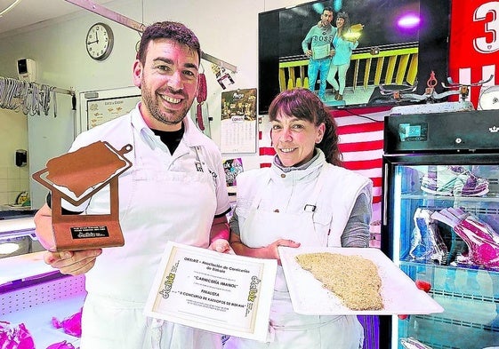 Imanol Soto y su hermana Nuria posan orgullosos con el trofeo logrado hace unos días.