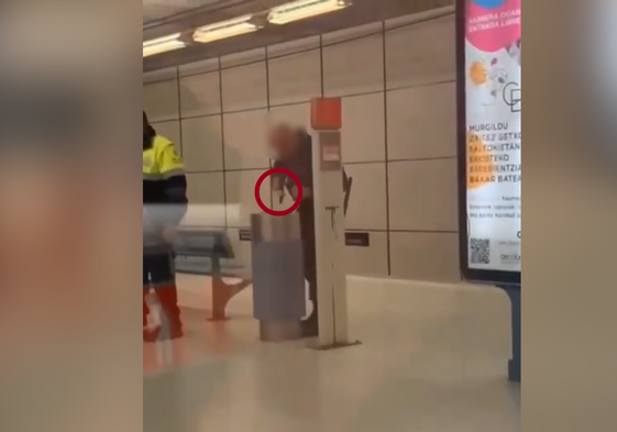 Así encontró la Ertzaintza en la estación de metro de Algorta los cuchillos que utilizaron para agredir a Felipe