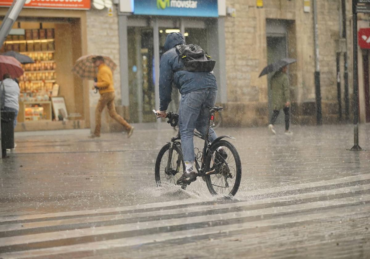 Un ciclista bajo la lluvia en Álava.