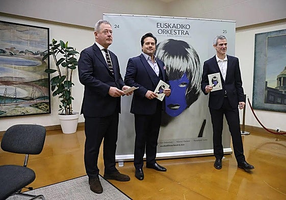 El consejero de Cultura y Política Lingüística, Bingen Zupiria; el director titular de Euskadiko Orkestra, Robert Treviño y el director general, Oriol Roch.