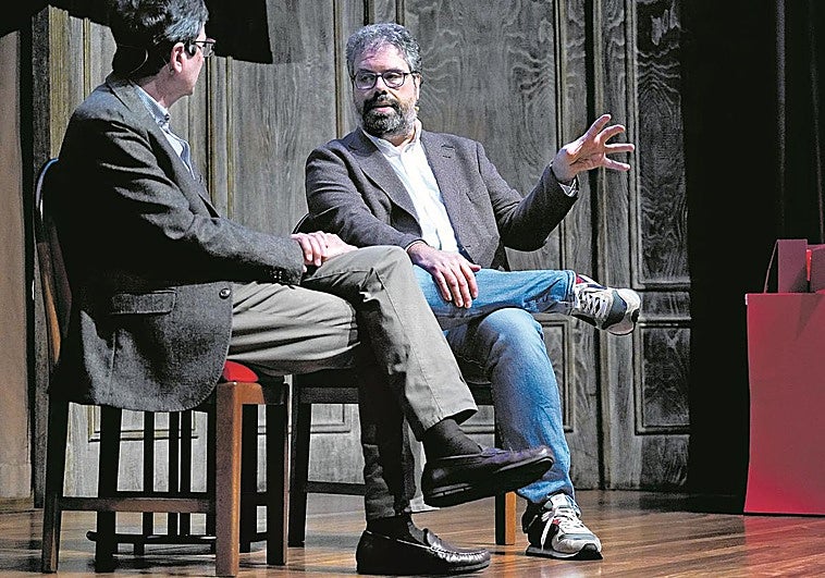 Sergio del Molino (derecha) conversa con César Coca