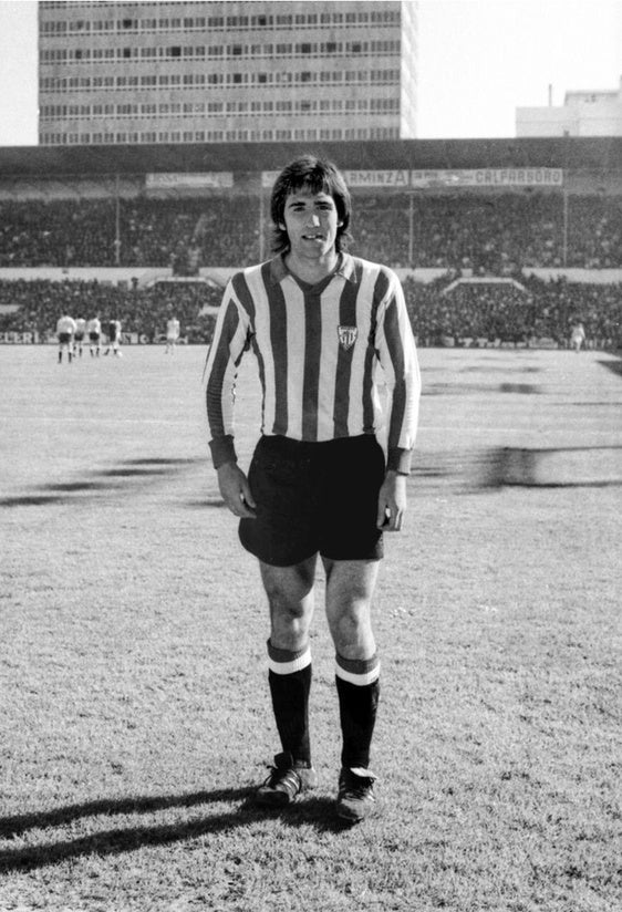 Debut de Atotxa de Andoni Goikoetxea el 8-6-75, una imagen tomada desde las gradas tras hacer posar al futbolista con el partido en juego.