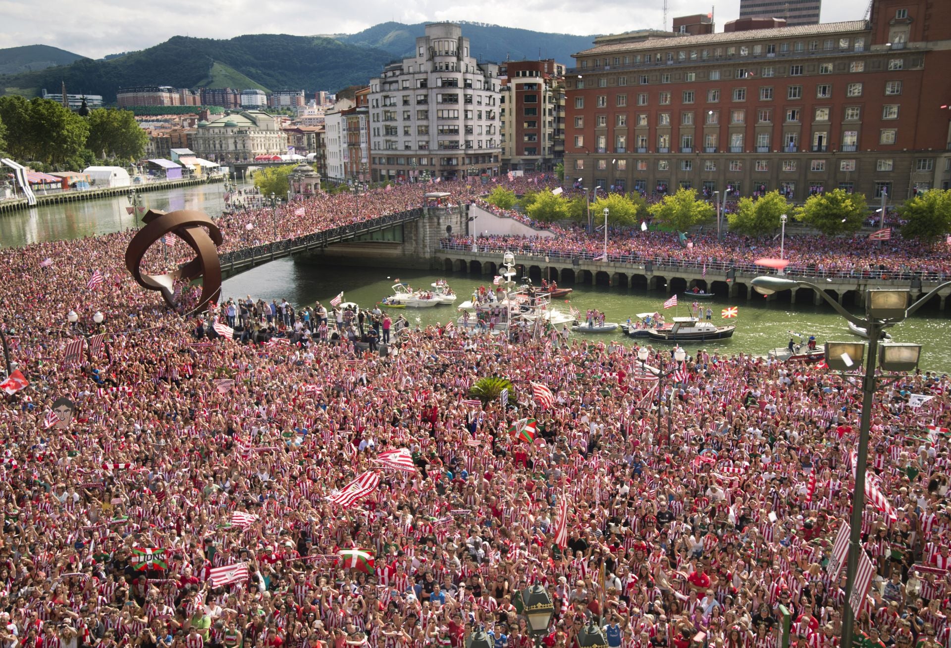 La afición celebra la Supercopa 2015