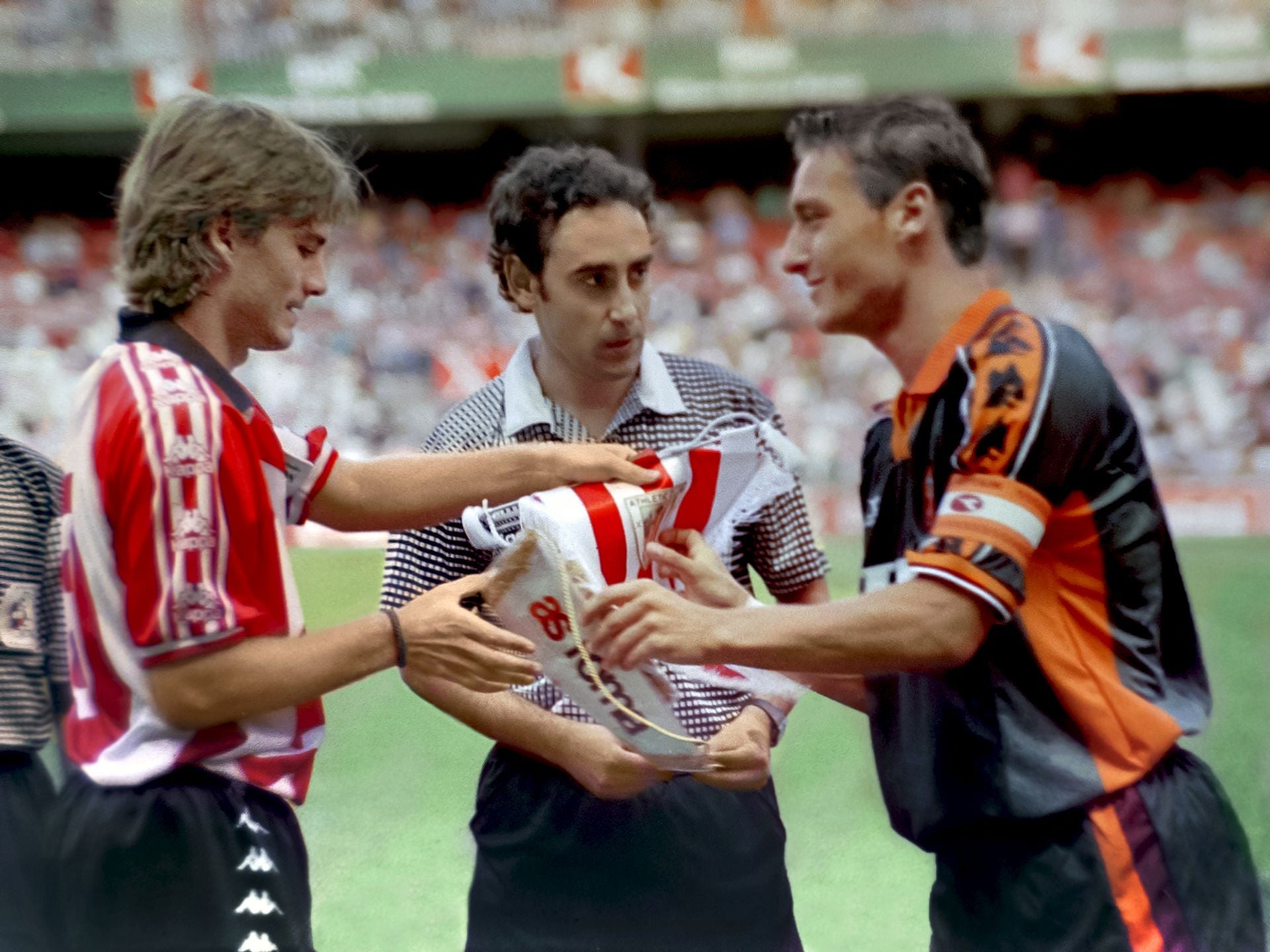 Julen Guerrero, Totti, capitán de la Roma, e Iturralde González antes de un amistoso en San Mamés el 19-8-1998.