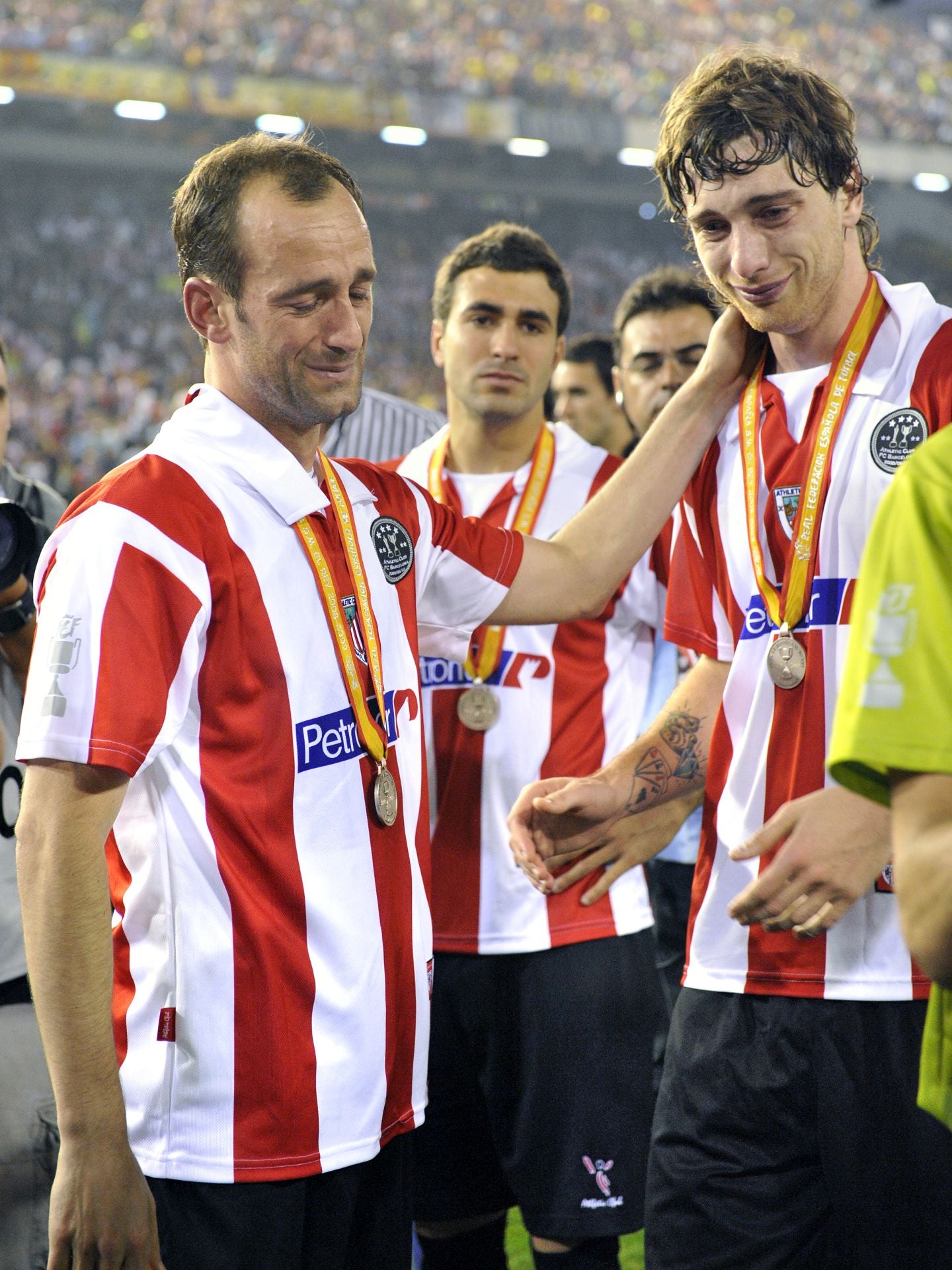 Etxeberria y Amorebieta lloran tras la final de Copa de 2009