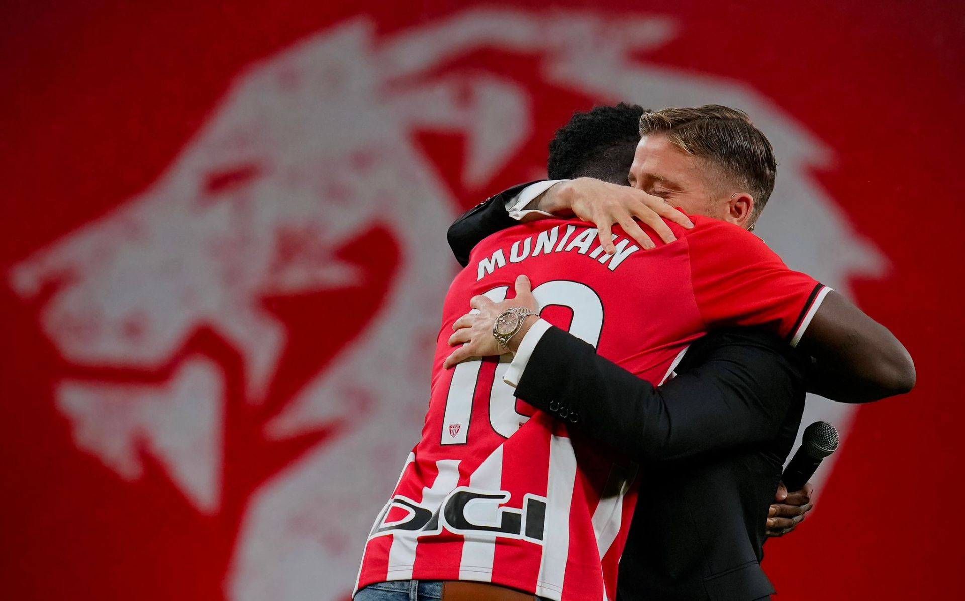 Iñaki Williams abraza a Muniain en el acto de su despedida el 12 de mayo.