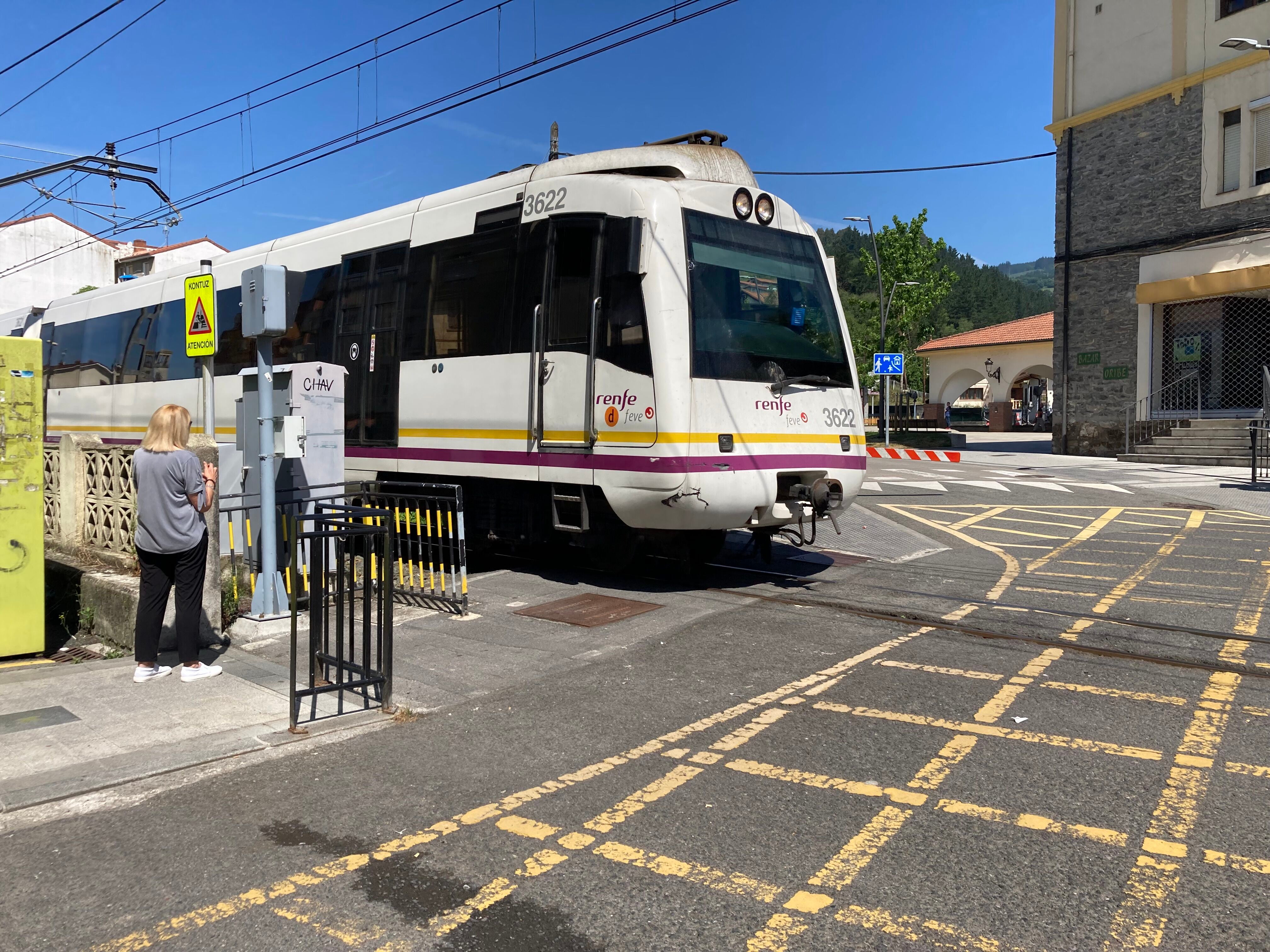 Un tren circula por el centro de Aranguren.