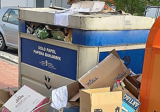 Los contenedores de cartón se desbordan con frecuencia en Álava.