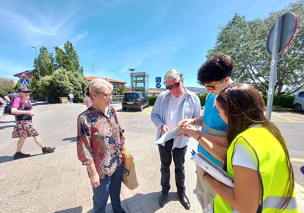 Dos de los cruceristas solicitan información para visitar Getxo.